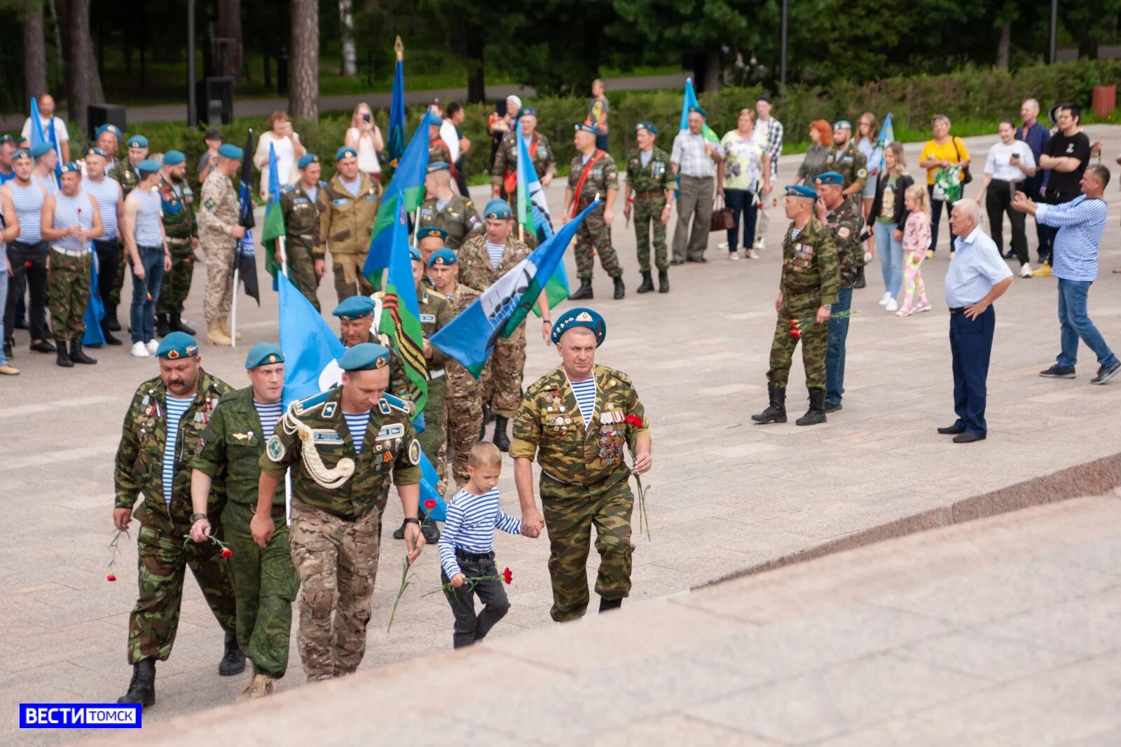 День голубоглазых. День голубого слона. Праздник день голубых. Праздник день голубых. С праздником воздушно десантных войск.
