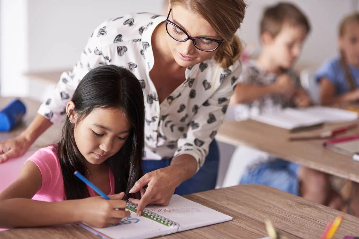 A teacher. Учитель учит. Учитель и ученик. Педагог и ученик. Учитель картинка.