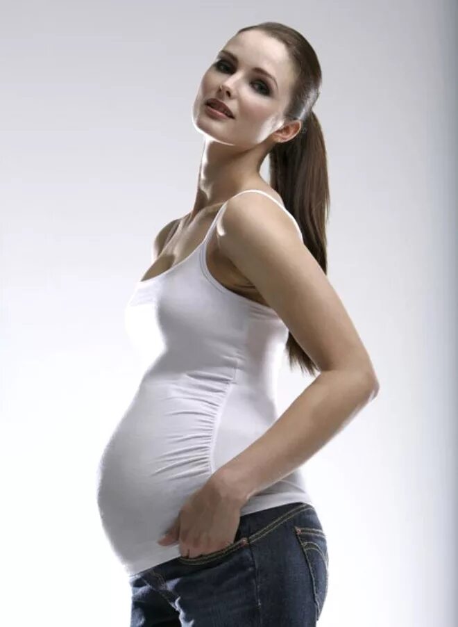 Молодые девушки забеременели. Молодые беременные. Красивые беременные женщины.