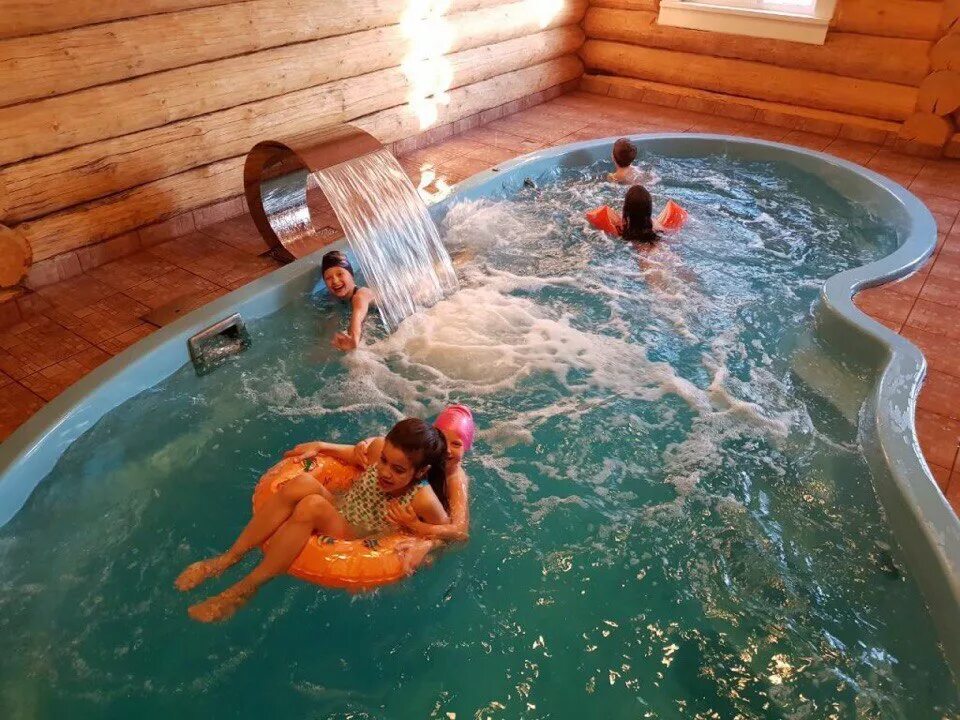 Баня с бассейн для детей. Проект бани с бассейном внутри. Сауна с детским бассейном. Отделка бассейна в бане. Баня с бассейн для детей.