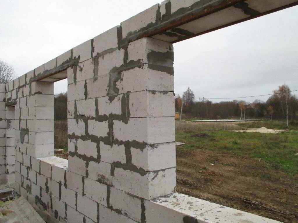 Дверной проем из газобетонных блоков. Жб перемычки в газоблоке. Перемычки сибит. Проем из пеноблоков. Перемычка для пгп 80.