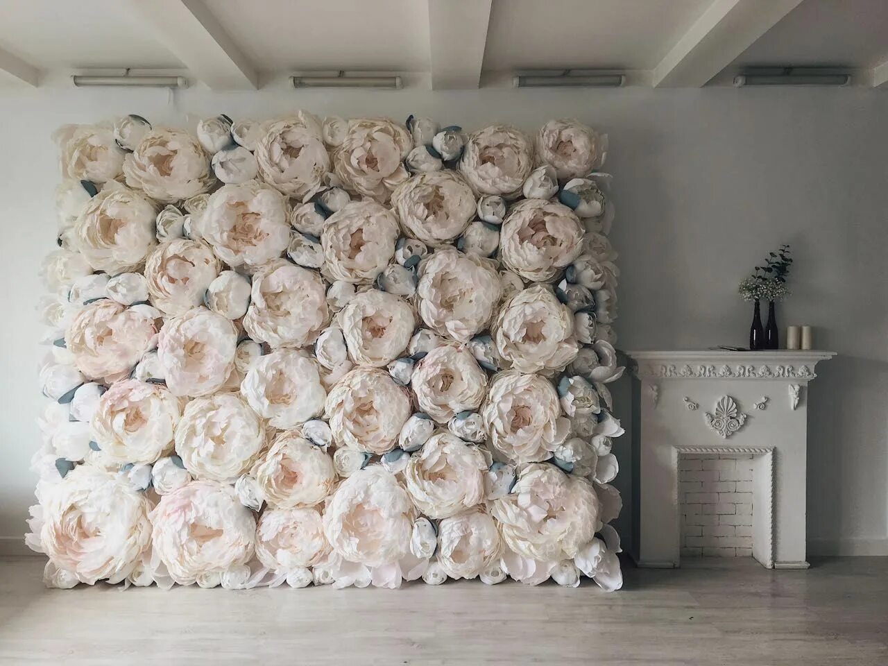 Большие цветы во сне. Цветочная стена на свадьбу. Декор стены цветами. Цветы для фотозоны. Бумажные цветы на стену.