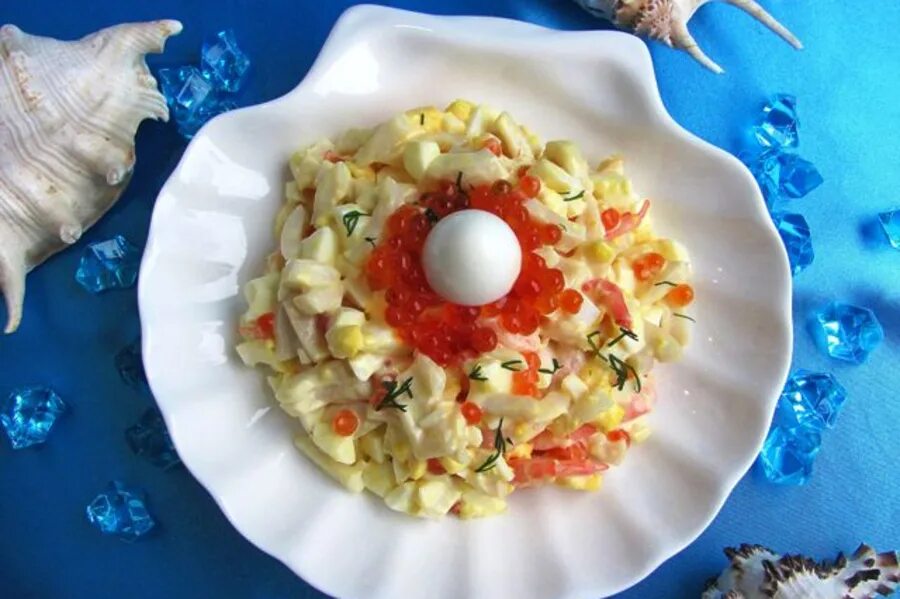 Салат морская жемчужина с красной икрой. Слоеный салат жемчужина с семгой. Кальмаровый салат жемчужина. Слоеный салат жемчужина с семгой. Слоеный салат "жемчужина".