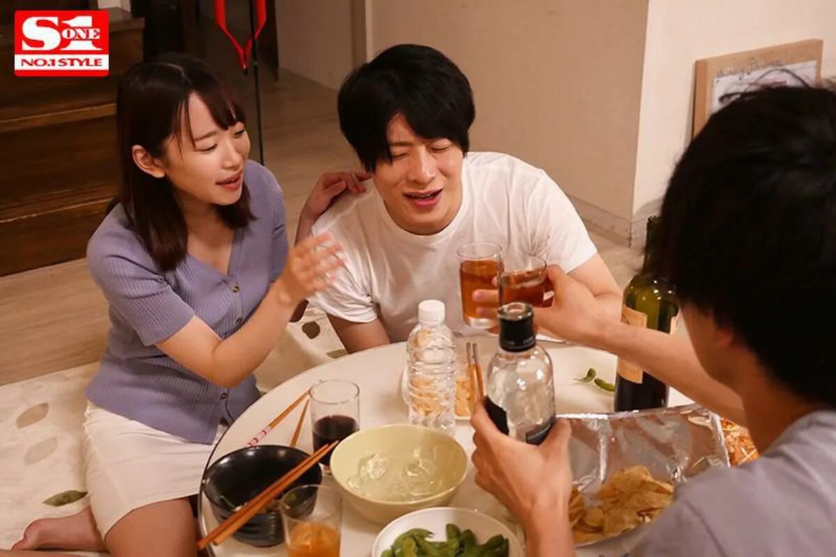 Japanese drunk mom. Японские девушки пьяные. Chinese subtitle. Молодежь японии. Temptation of mother in law.