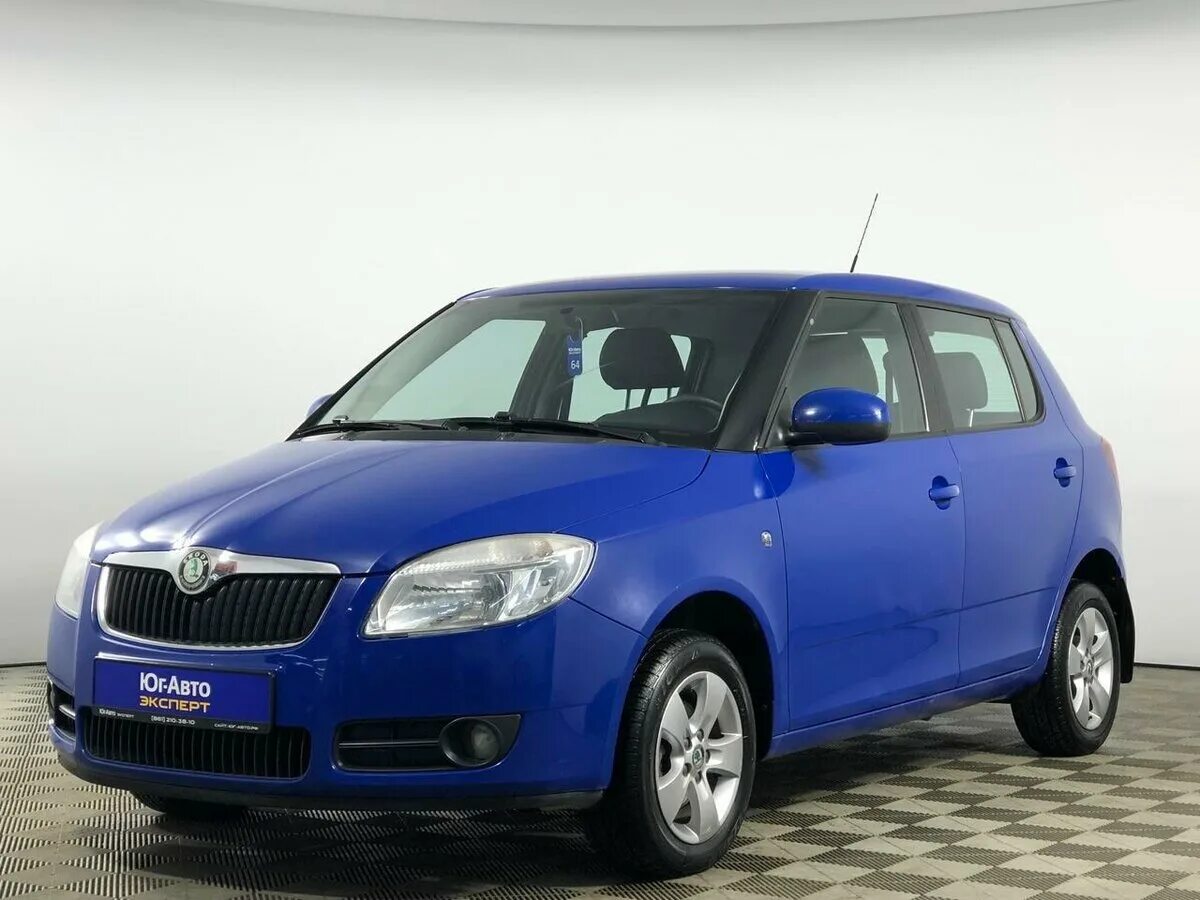 2. 2. шкода 2009 года белая. шкода фабия синяя. 2.