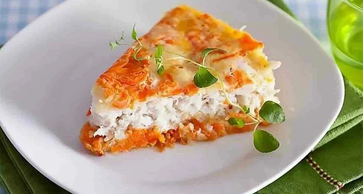 Треска с морковью и луком. Филе минтая под луком и морковью. Минтай под шубой в духовке. Горбуша в духовке с морковкой и луком под сыром. Рыба под шубой из моркови.
