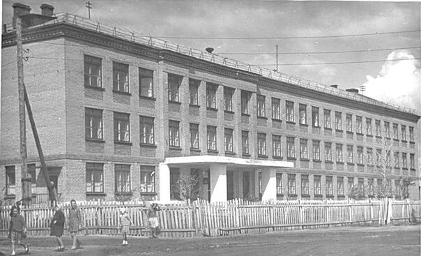 Школы г березники. Березники школа 1 в 1932. Школа Островского Березники. Школа 2 Березники. Школа 1 Березники.