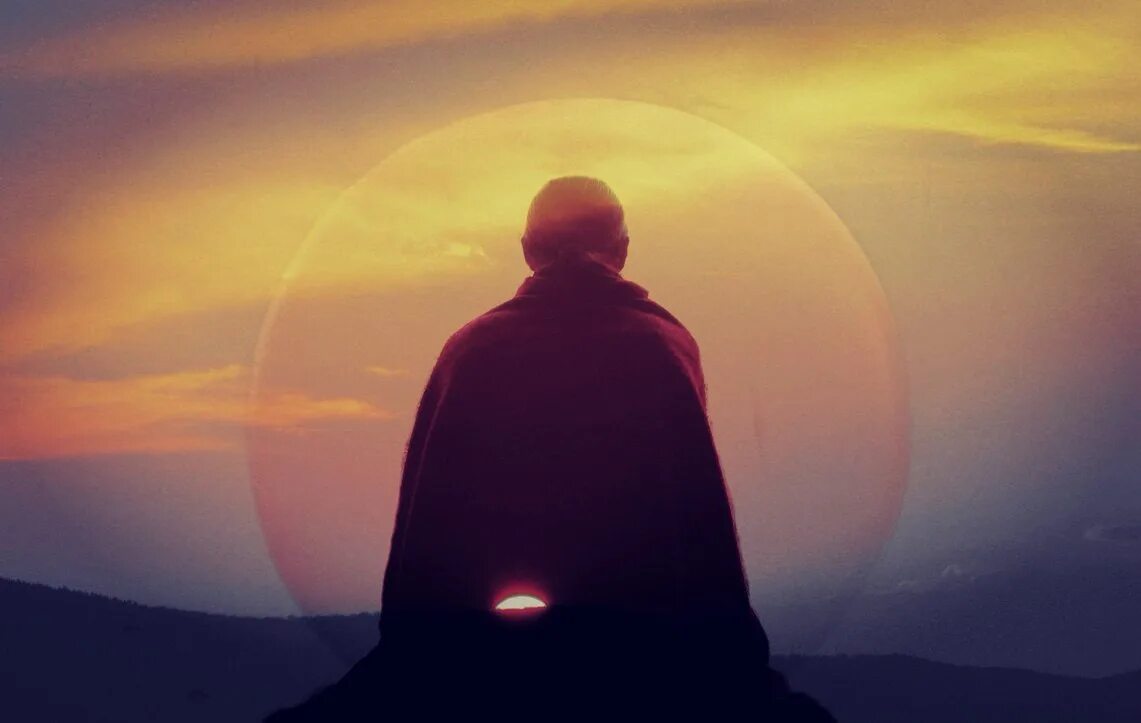 Духовный мастер. Просветление человека. Монах медитирует на горе. Духовный человек. Медитация просветление.