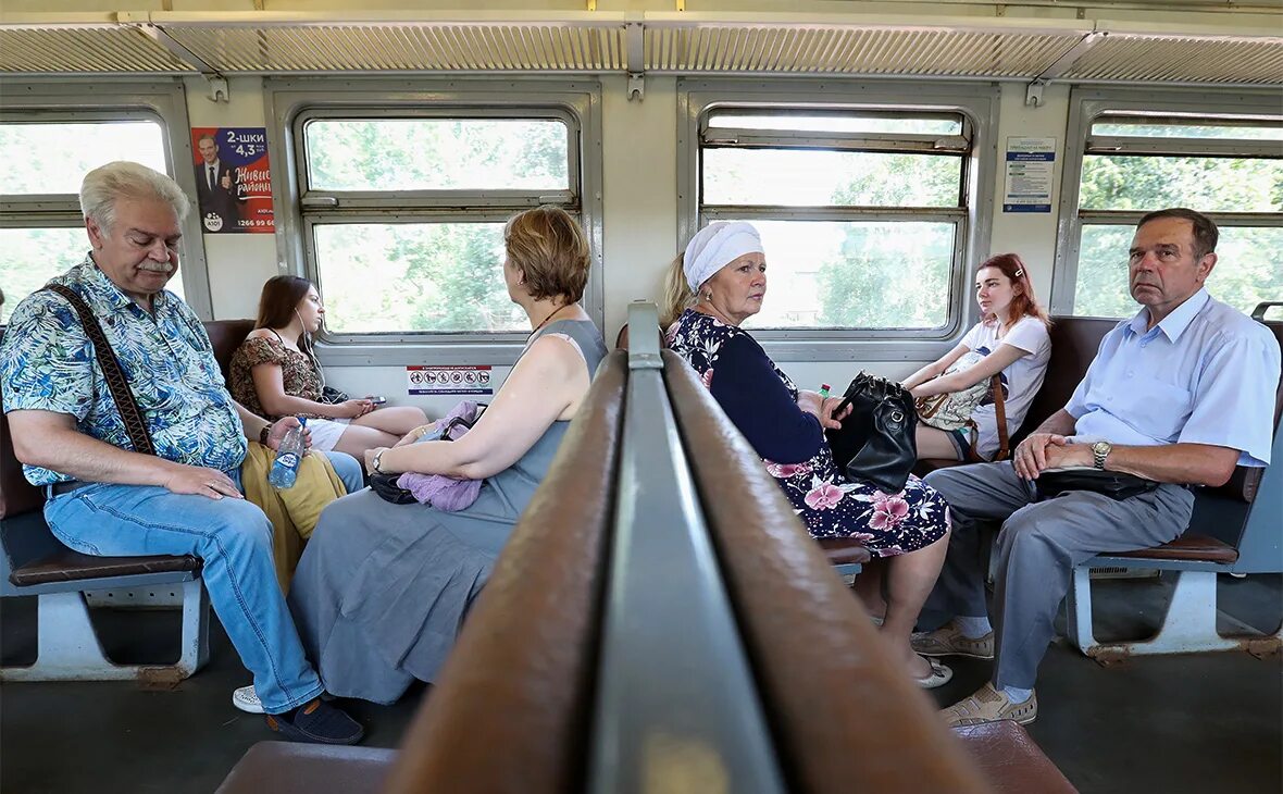 Пенсионер спб. Пенсионеры в электричке. Пенсионеры в поезде. Льготы на пригородные автобусы для пенсионеров. Пенсионеры в купе.