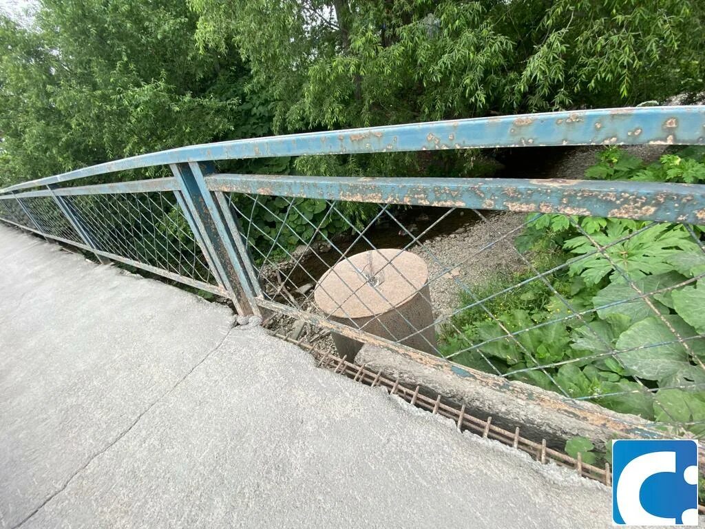 Мост на сахалин последние новости 2024. Южно Сахалинск мост. Старые перила. Забор на мосту. Перила моста.