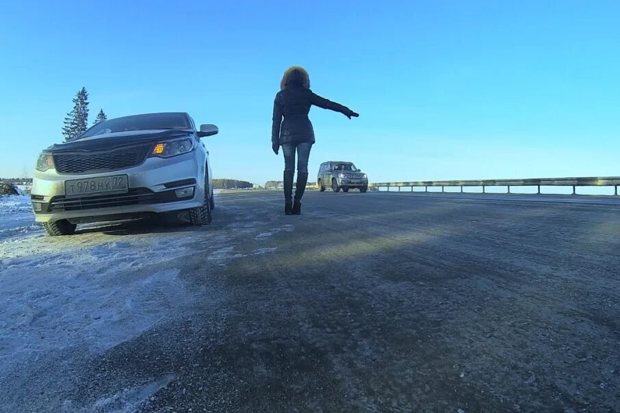 девушки на шпильках на улице. дтп открытая дверь авто. дорожная ловушка арка. опасные ситуации для пешехода. мимо стоящего автомобиля.