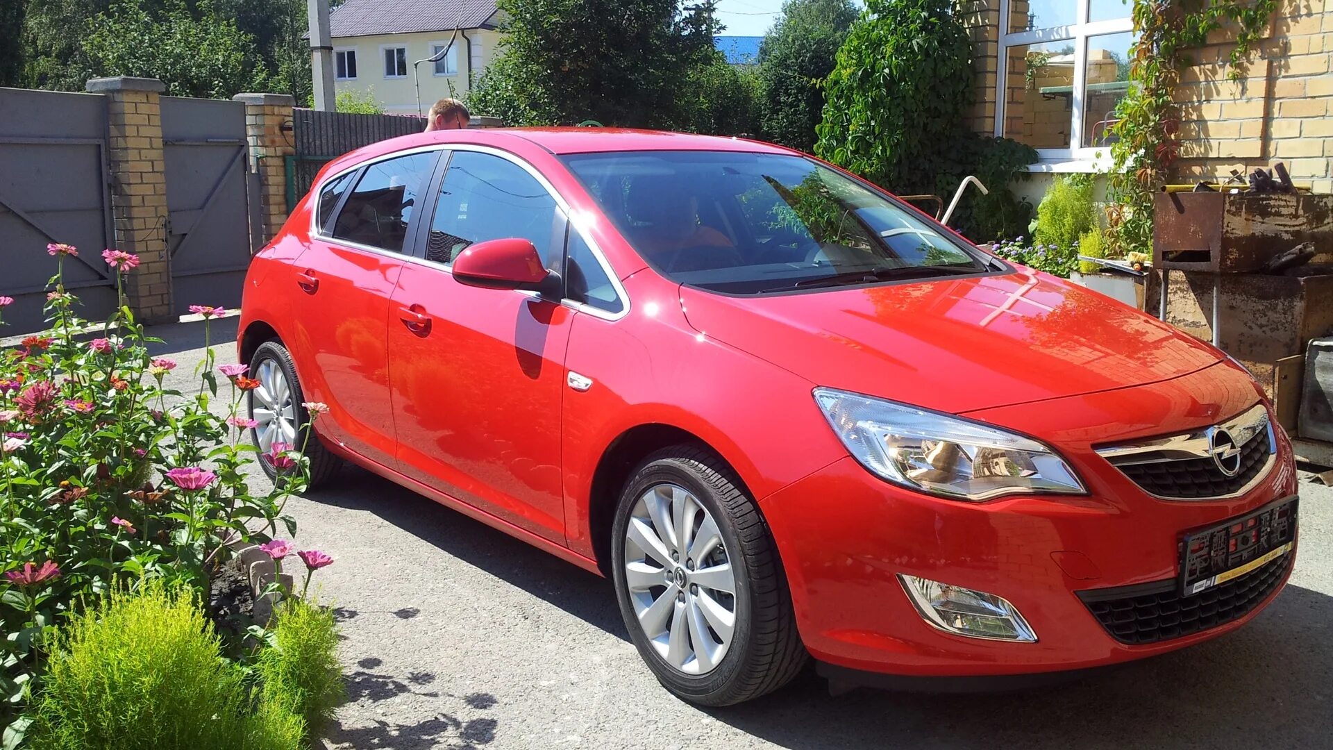 Red astra. Opel astra красная. красный opel astra 2012 хэтчбек. opel astra j красная.