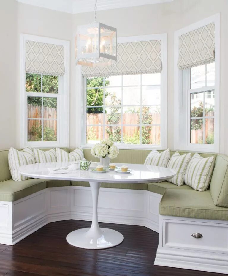 Под эркер. Круглый диван curve sofa. Подоконник диван. Альков в эркере. Кухонный диван в эркер.