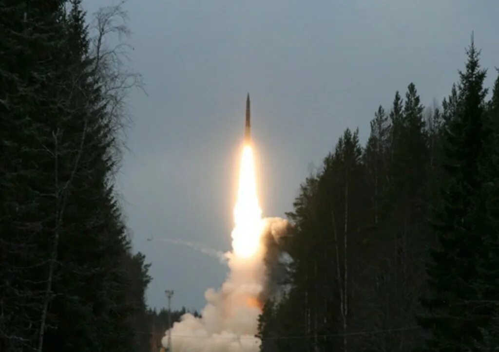 Полет тополь м. Тополь баллистическая ракета. тополь-м баллистическая ракета. плесецк ярс. космодром плесецк тополь.