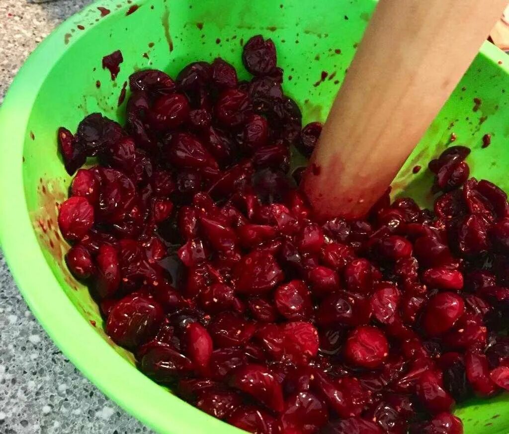 Приготовление морса. Варка клюквы. Приготовление клюквенного морса. Морс из клюквы. Морс из клюквы в кастрюле.