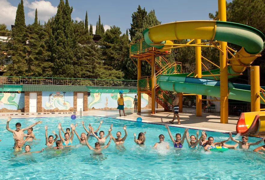 Какой международный детский центр в крыму. Артек детский лагерь. артек бассейн лагеря лесной. детский лагерь лесной артек. мдц артек крым.