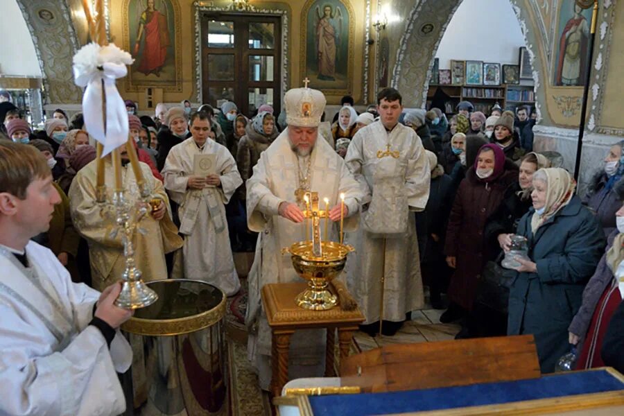 Патриарх кирилл крещение. Служба в церкви на крещение 18 января. Освящение воды в храме. Реутов казанская церковь крещение. Крещенская служба.