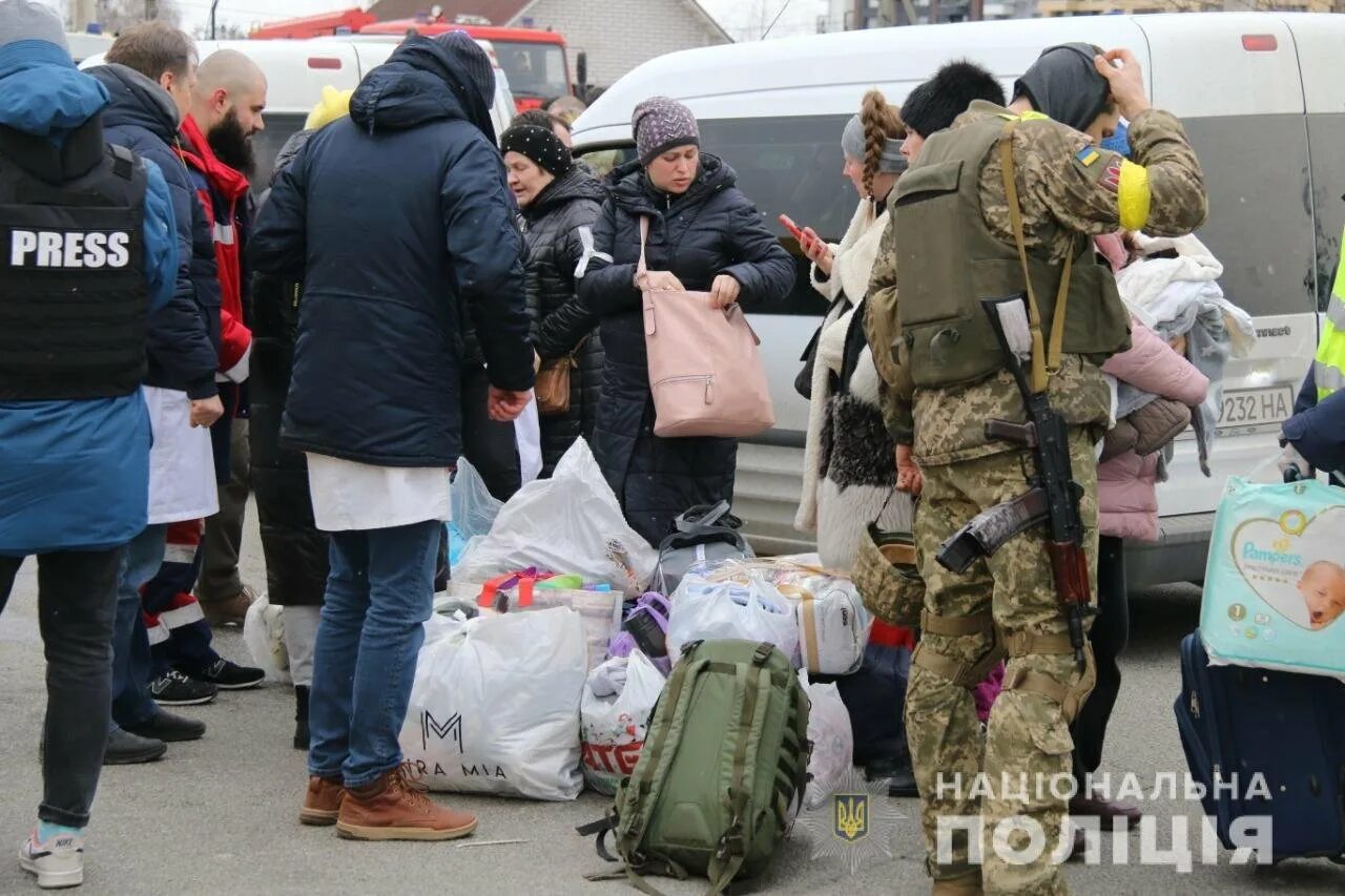 Эвакуация людей. Эвакуация населения фото. Женщины на войне в Украине. Срочно свежие новости украины