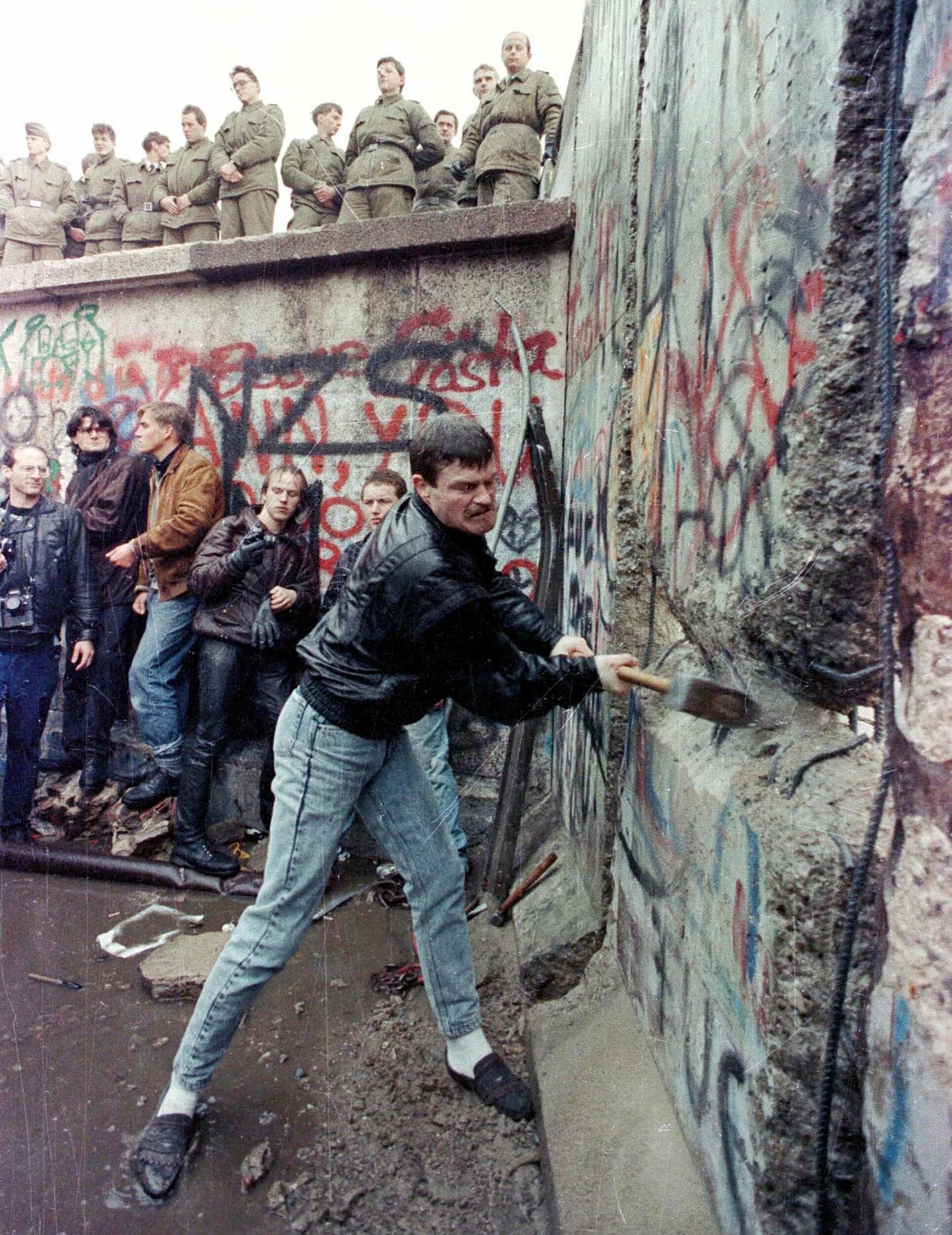 Wall fall. Берлинская стена 1989. Разрушение Берлинской стены 1989. Падение Берлинской стены. Крушение Берлинской стены.