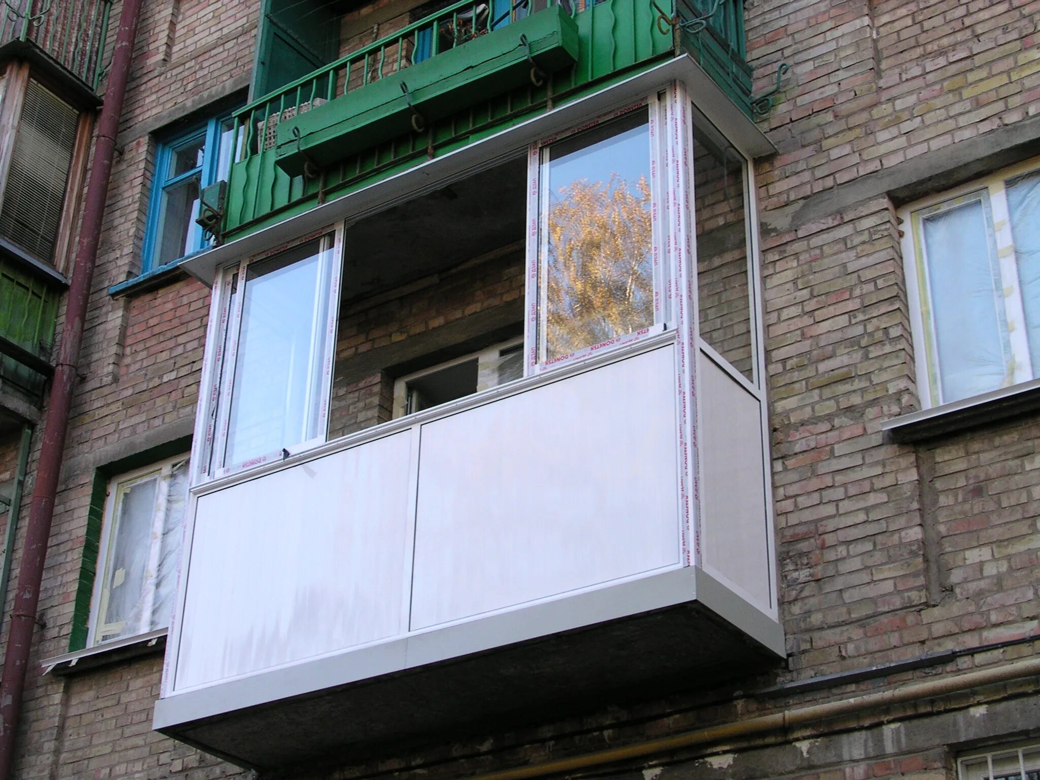 Балкон снаружи. Остекленный балкон. Балкон хрущевка остекление. Алюминиевый балкон. Открыл окно в балкон