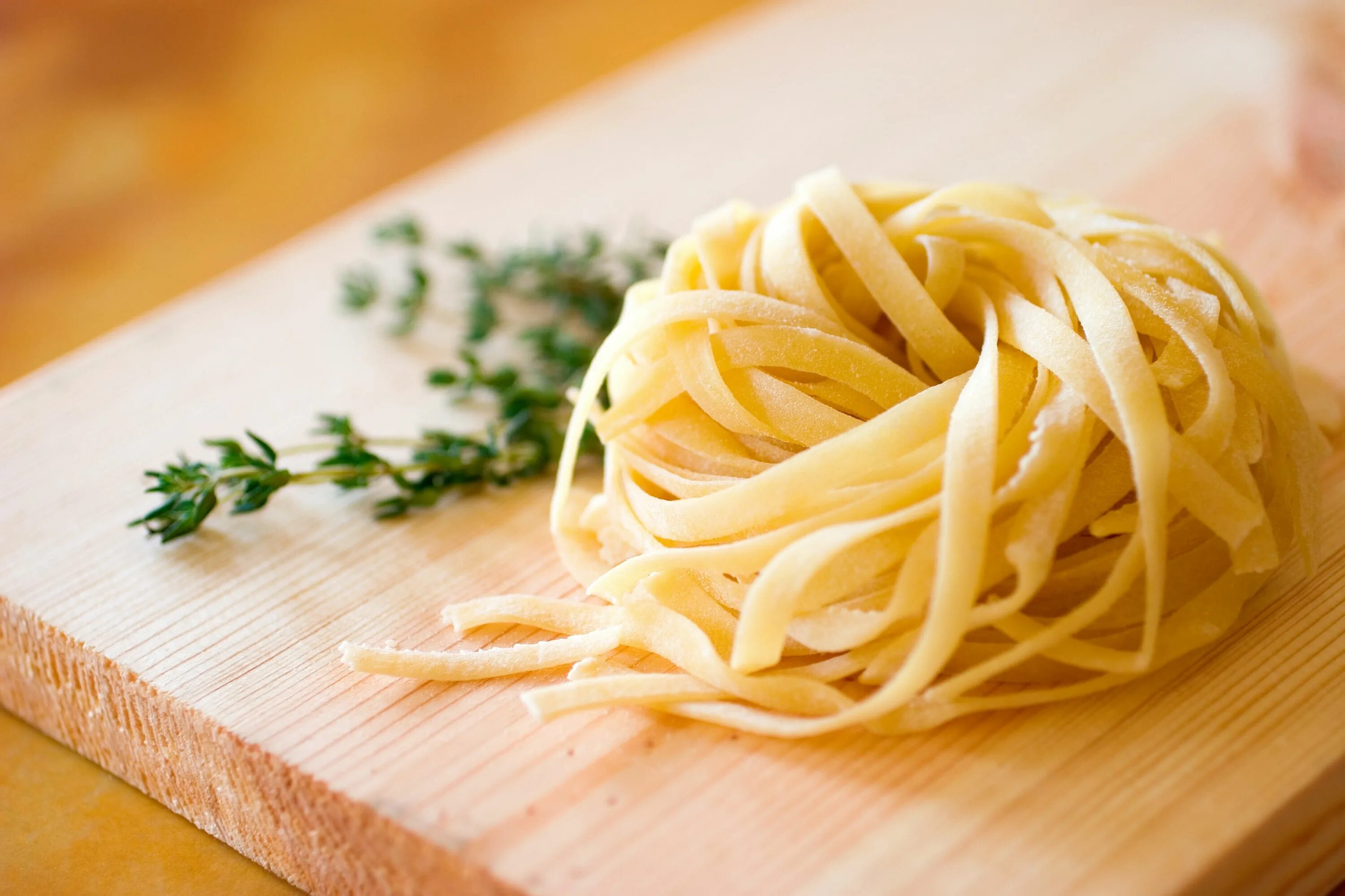 Лингвини тальятелле. Лингвини паста. Паста фетучини (pasta Fettuccine)). Спагетти лингуине.