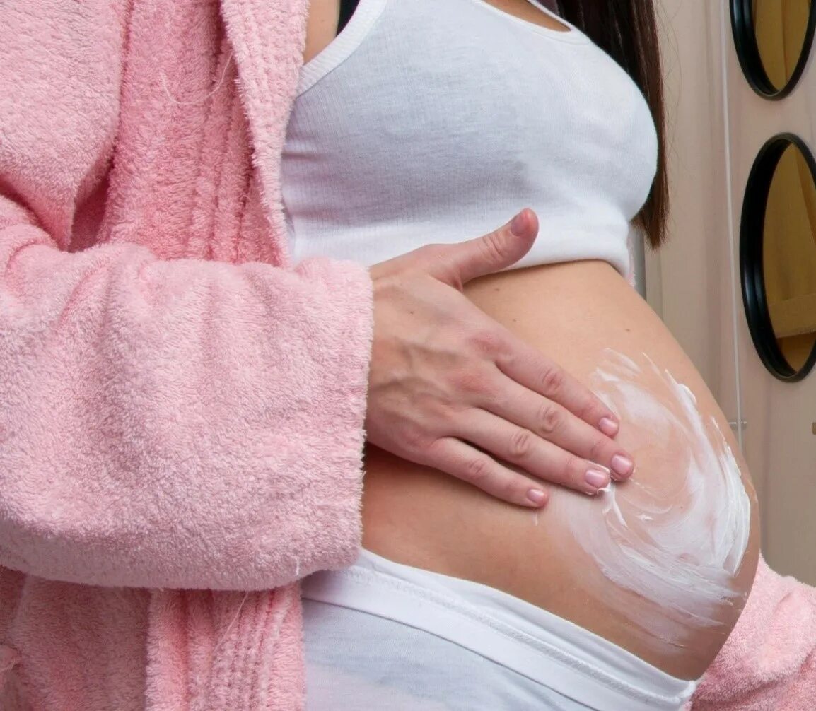 Крем для груди при вскармливании. Бепантен крем от трещин сосков. Мазь для молочной железы. Нанесение крема на грудь. Чем мазать под грудями.