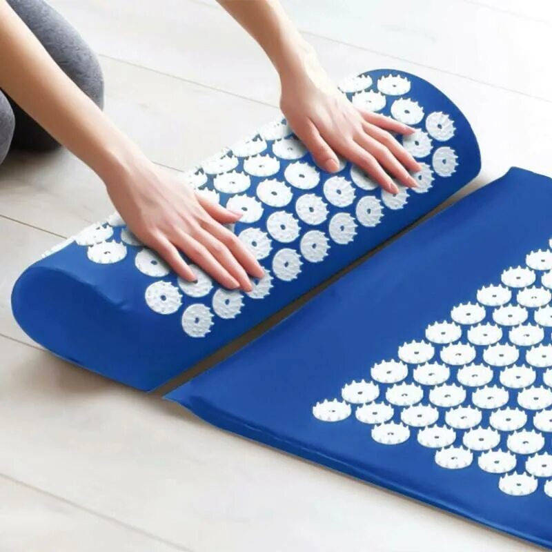 Acupressure mat акупунктурный коврик. Массажный аппликатор кузнецова. Как пользоваться массажным ковриком. Аппликатор кузнецова для спины валик. Рефлексологический массажный коврик для ног futzuki.