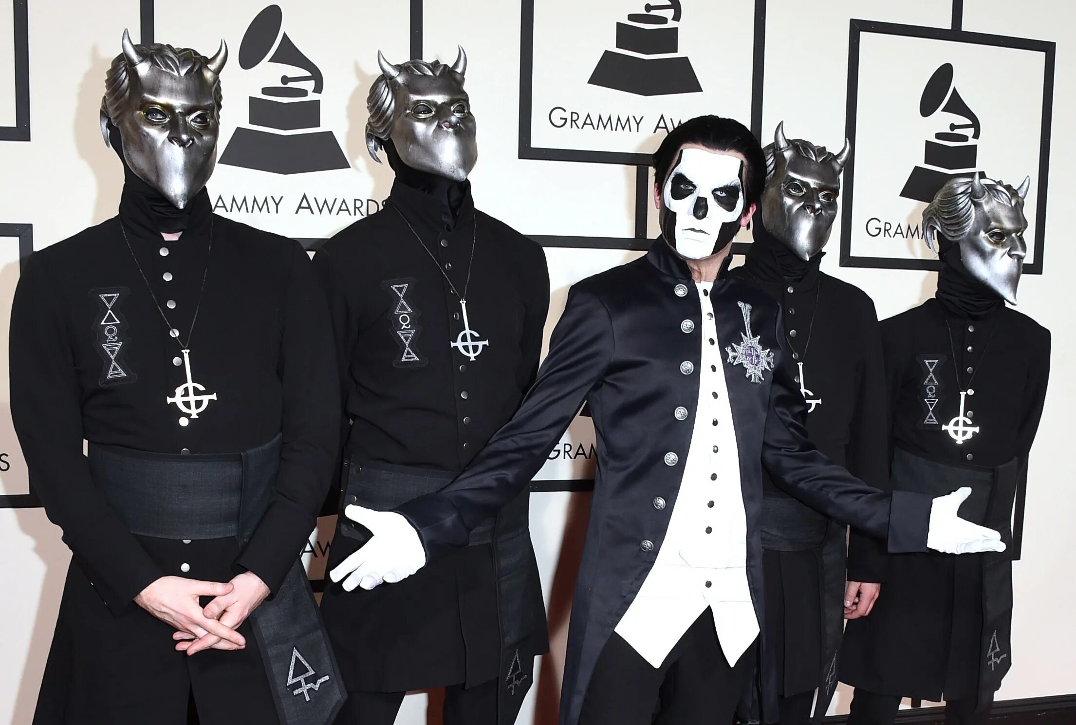 Правда что группа пикник сатанисты. Papa Emeritus III Grammy. Ghost Band Грэмми. Ghost Band Papa Emeritus. Ghost Band костюмы.