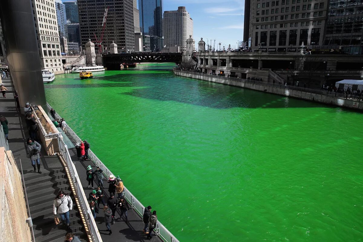 Воды течет на улицу. Река Чикаго зеленая Святой Патрик. Чикаго (Иллинойс) зеленая река. Река в Чикаго в день Святого Патрика. День Святого Патрика река зеленая.