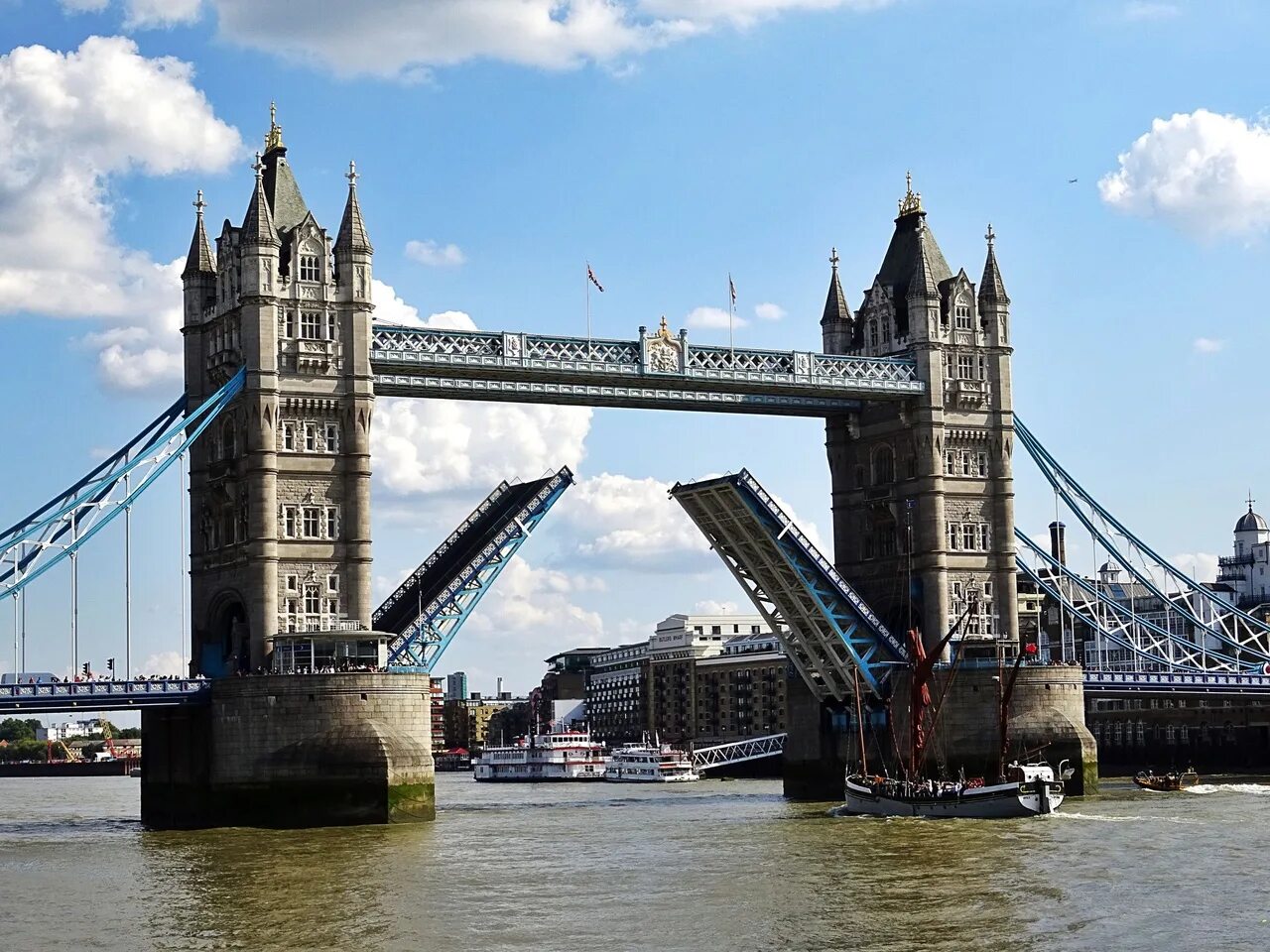 Тауэрский мост. Тауэрский мост в Великобритании. Биг Бен и Тауэрский мост. Достромичательности Лондон.