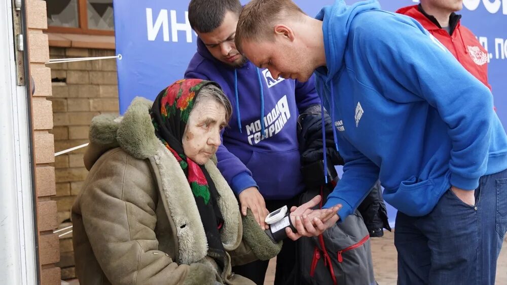 Волонтерство на Донбассе. Волонтеры помогают жителям Донбасса. Волонтеры медики Донбасс. Работа волонтером на донбассе