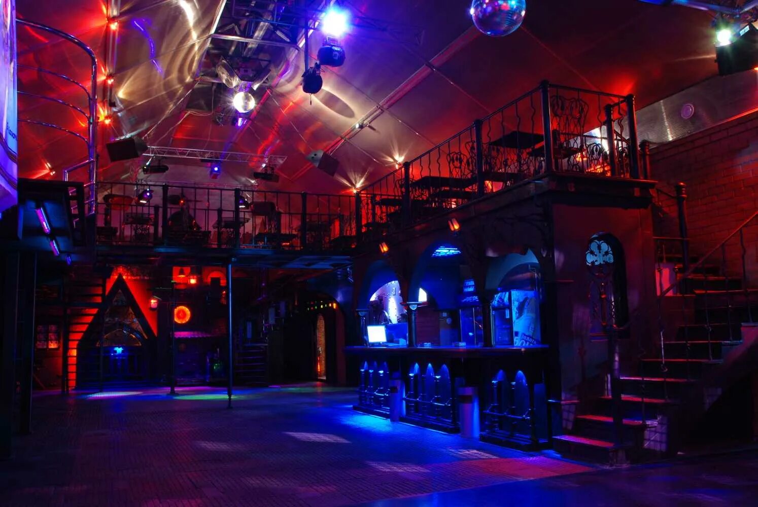 Иллюминатор бар авиамоторная. Клуб росинка энгельс. Ночной клуб 1 января саратов. Небар калинина 6 волгоград. Клубы саратова фото.