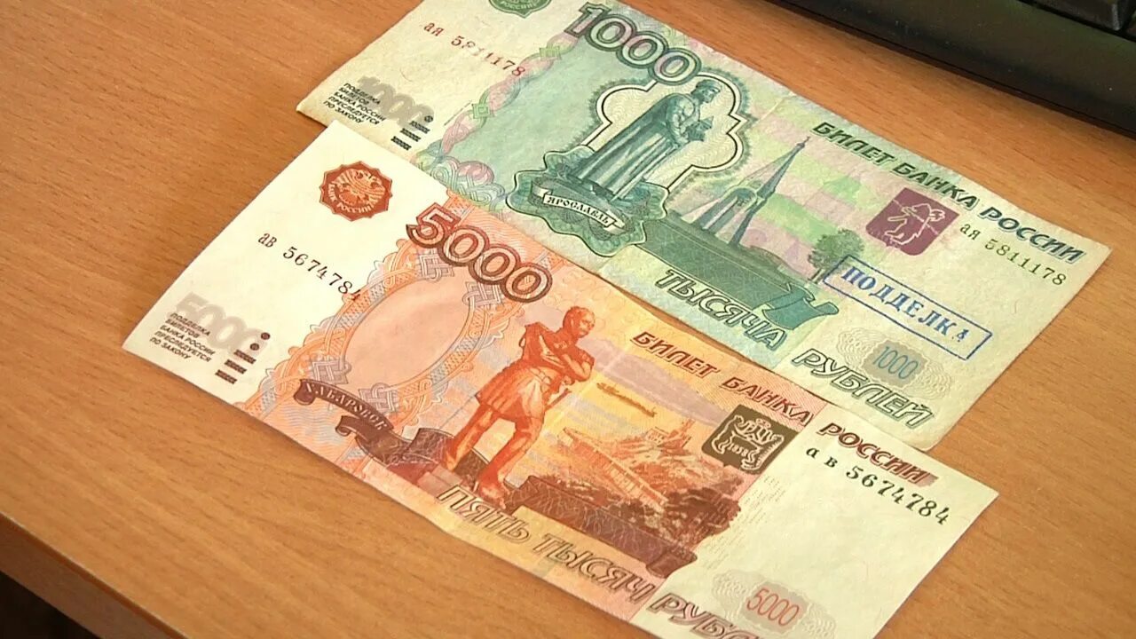 Пять тысяч в руке. 3 5 тыс р. 90 тыс рублей. Пятитысячная купюра. Купюра 15 тысяч рублей.