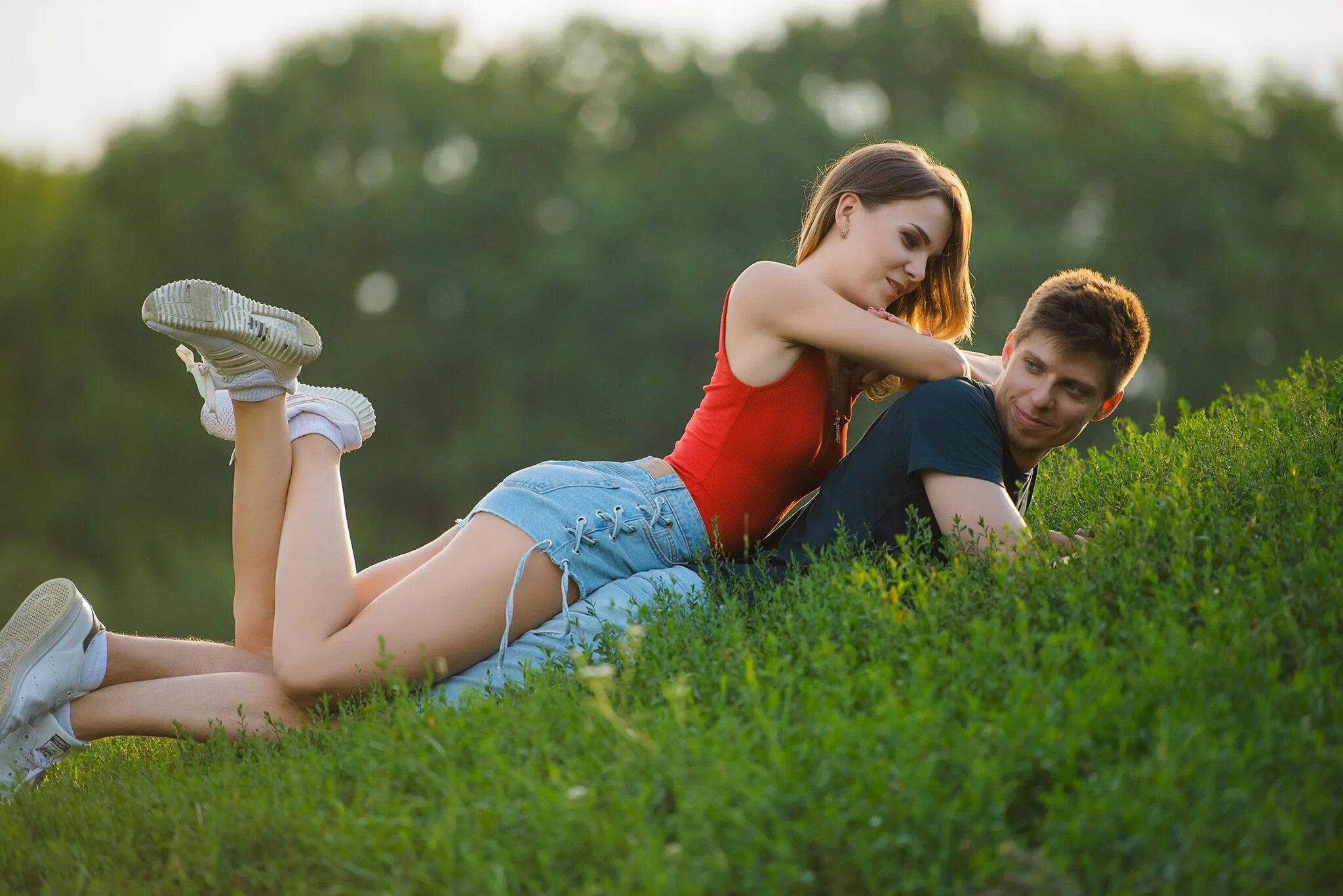 Видео парни сняли девочек. Фотосессия Love story на природе летом. Фотосессия на улице летом. Фотосессия лав стори на улице летом. Фотосессия пары в спортивном стиле на природе.