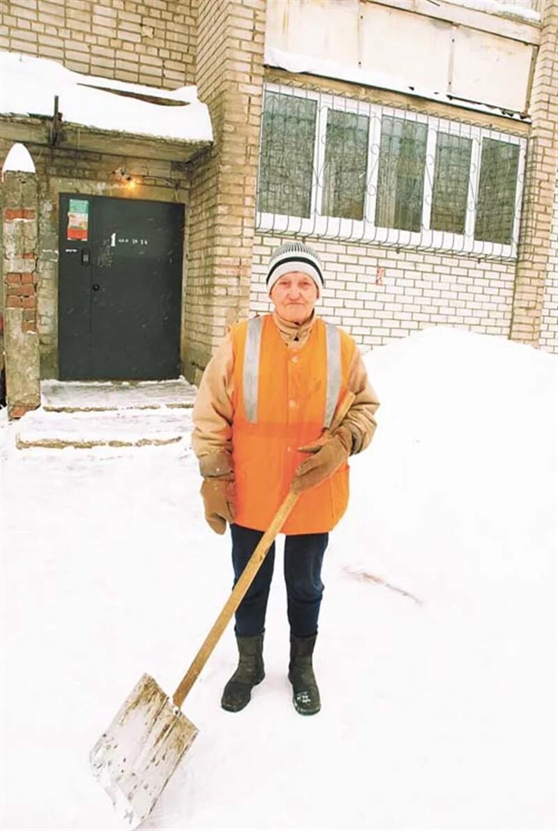 жэу дворником. актировка для дворников. дворник. нужен дворник. профессия дворник.