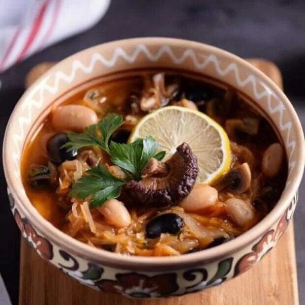 Солянка из грибов. Солянка с черносливом. Постная солянка. Солянка с фасолью рецепт. Суп фасолевый дагестанский.