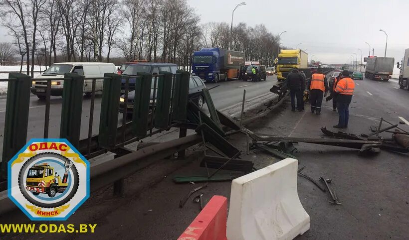 Чп минск сегодня. Авария на кольцевой в минске сегодня. дтп стройка на окружной. контейнеровоз сбил ограждение на мкад.