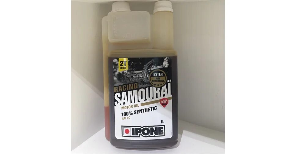 Motul 2t для скутеров полусинтетика. Масло для снегохода 2т ipone. Лукойл 2 тактное масло. Мотюль 2т для мотоцикла. 104024.