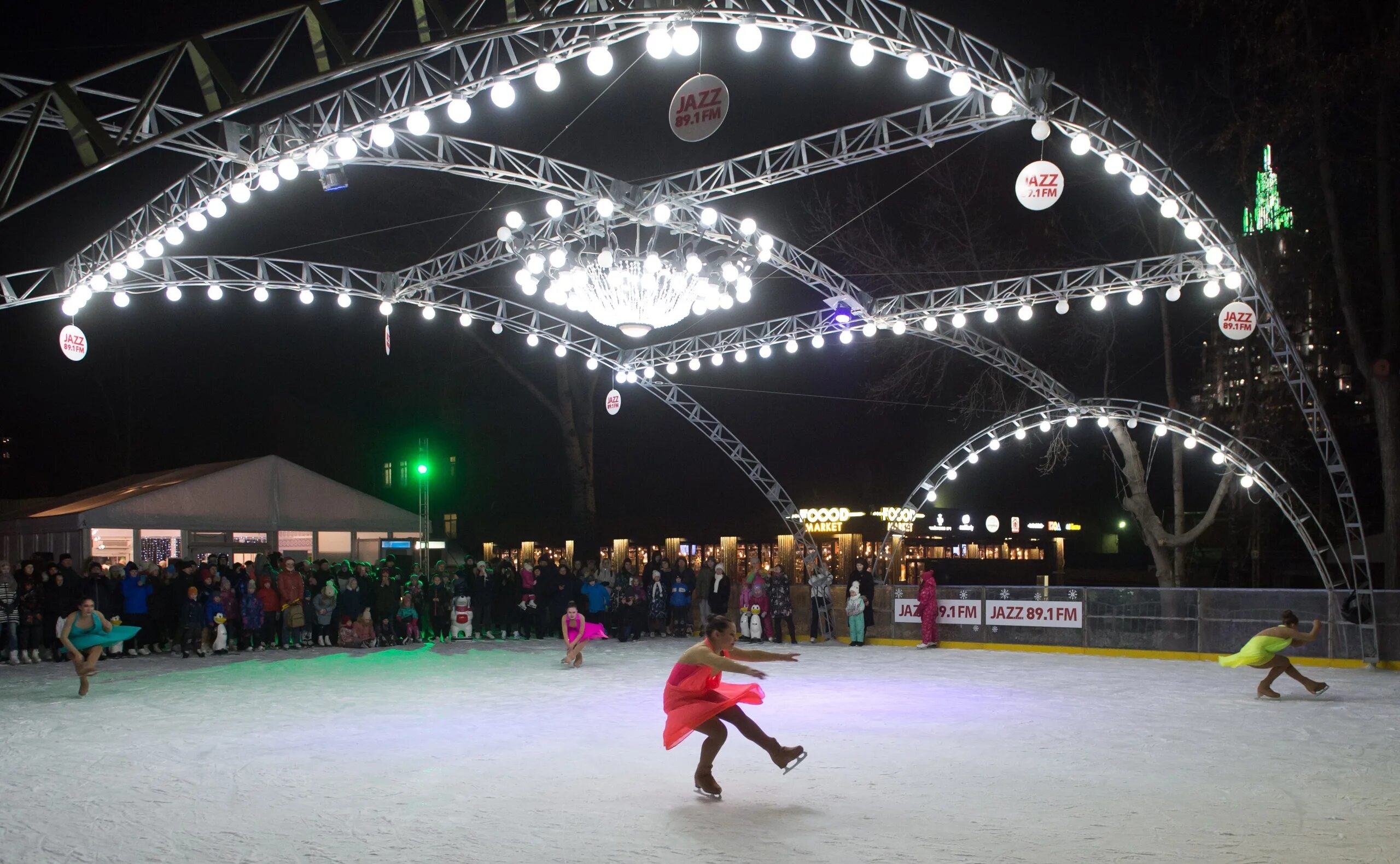 Сад эрмитаж в москве каток. Каток в саду эрмитаж. Jazz каток в саду эрмитаж. Proлёд каток в саду «эрмитаж». Каток в саду эрмитаж 2022.