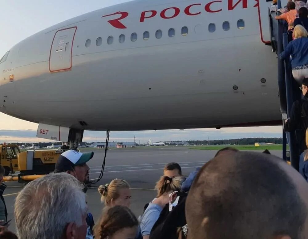 Суперджет 100 шереметьево. Самолет в москве последние новости. Самолет аэрофлот боинг москва шереметьево. Самолет и аэропорт. Крушение ssj 100 в шереметьево.