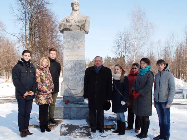 Наты бабушкиной кострома. Йошкар-Ола сквер Наты бабушкиной. Ната Бабушкина парашютистка. Ната Бабушкина памятник.