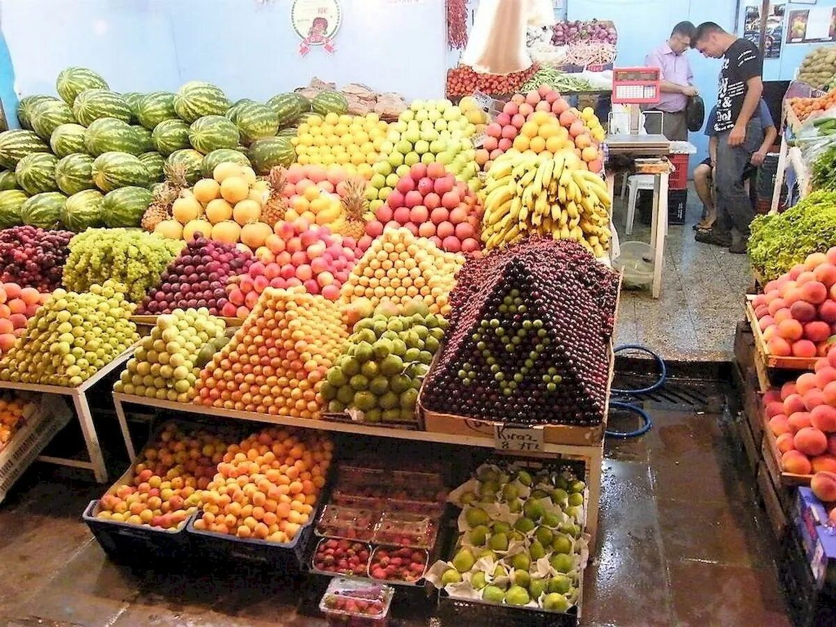 Выкладка овощей и фруктов на рынке. Прилавок с овощами и фруктами. Красивая выкладка фруктов. Фрукты на рынке. Рынок витрины