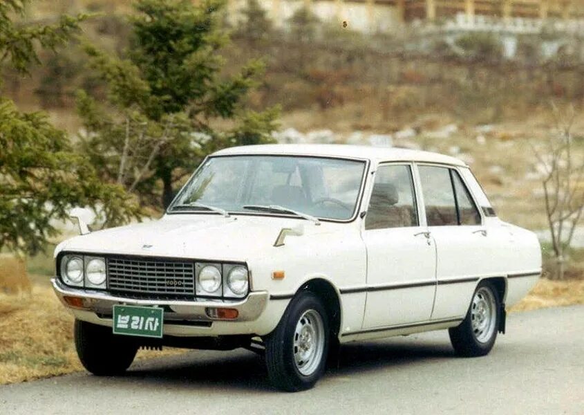 1 автомобиль киа. Kia Brisa 1974. Kia sedan Brisa 1974 года. Kia. Седан Brisa. Kia Brisa 1 поколение.
