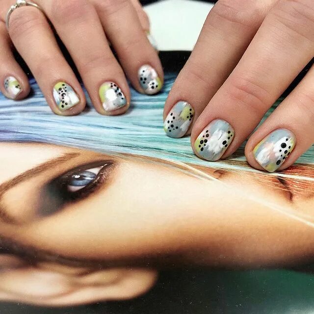 Креативный маникюр москва. Маникюр дизайн 2022 красивый модные тенденции. Ногти москва. Эксклюзивный маникюр. Ногти москва.