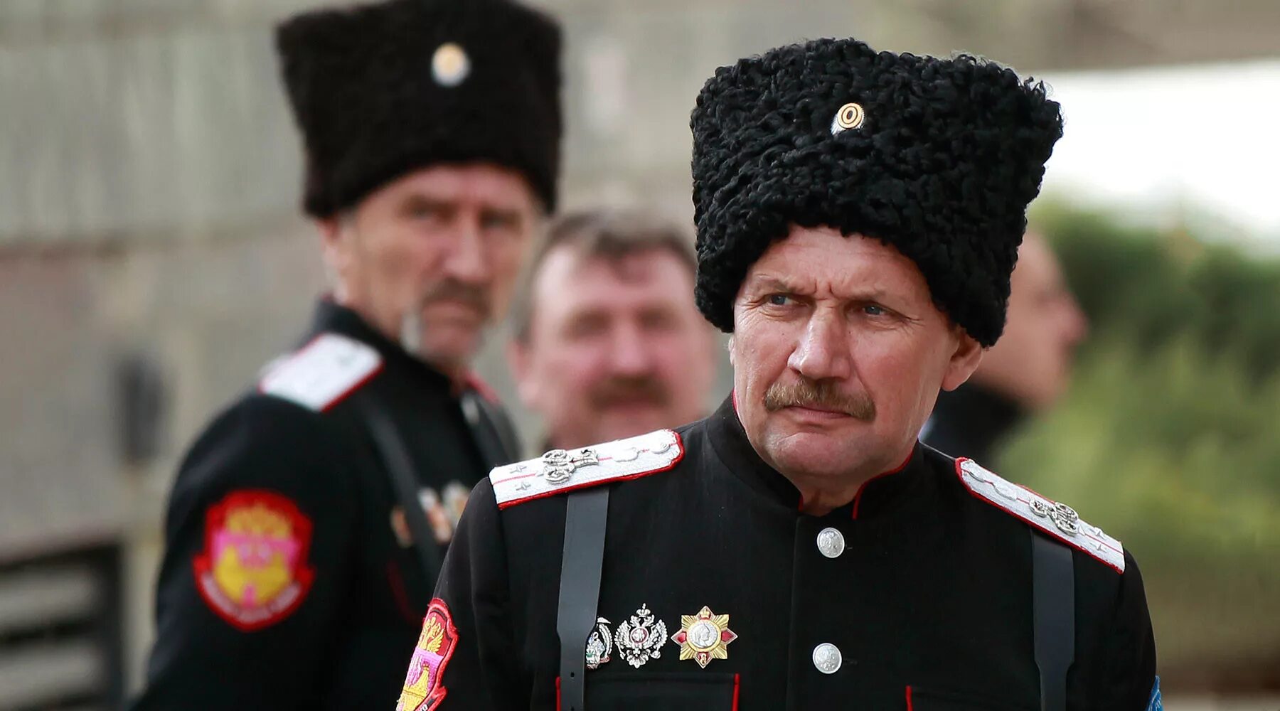 Д казаки. Атаман кубанское казачье войско форма китель. казачья форма донских казаков кубанка. современные казаки. современная форма казаков.