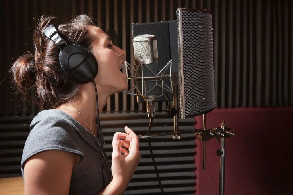 Девушка в студии звукозаписи. Девушка поет в студии. Девушка в звукозаписывающей студии. Девушка поет в студии звукозаписи. Пение дома