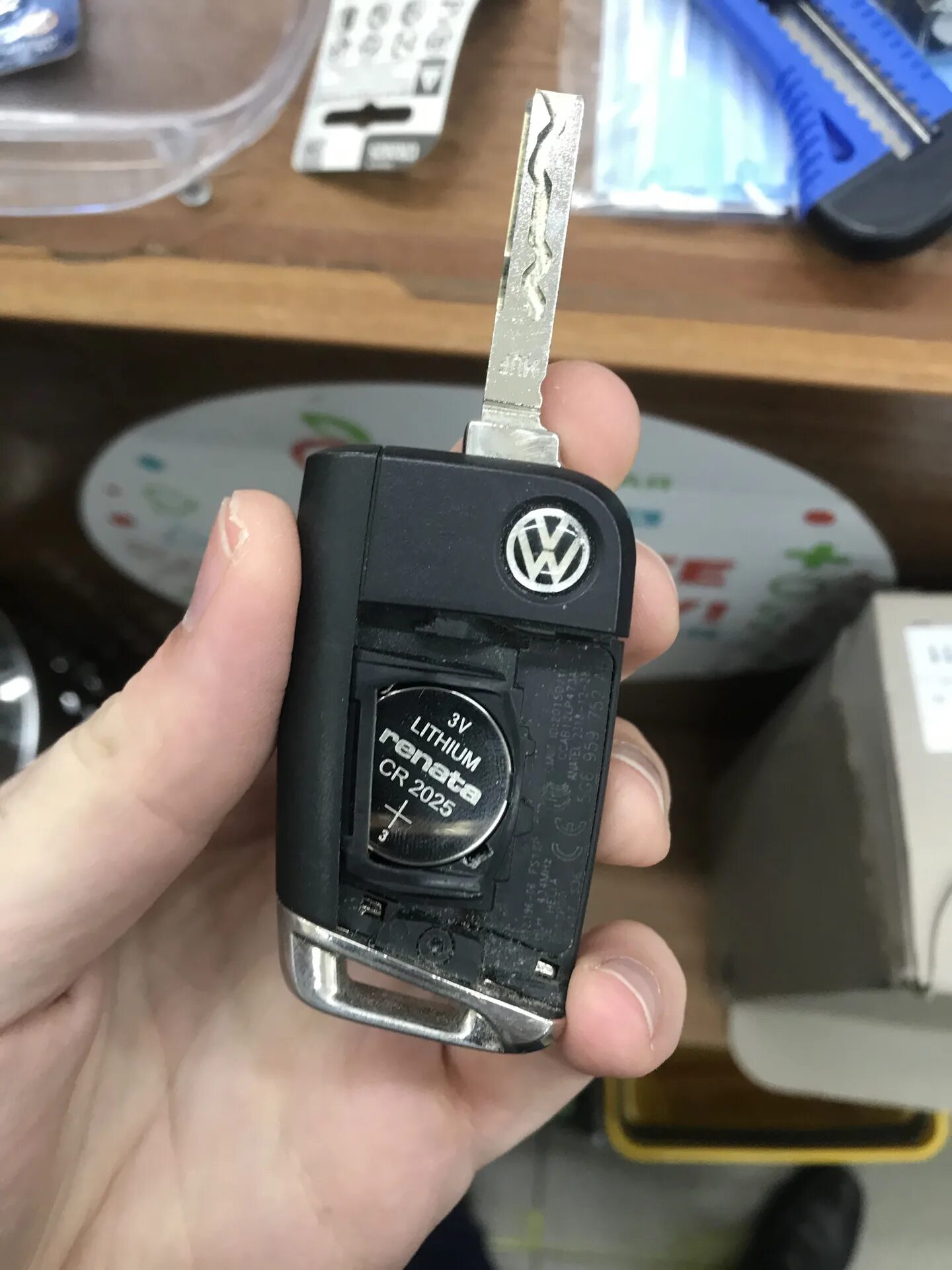 Tiguan 2019 батарейка в ключ. Батарейка в ключ Тигуан 2. Пульт Volkswagen батарейка Volkswagen Tiguan. Батарейка в ключи VW Tiguan 2020-й. Батарейка ключ volkswagen