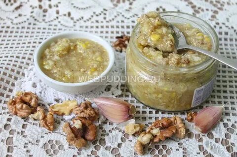 Грецкие орехи с чесноком и зеленью