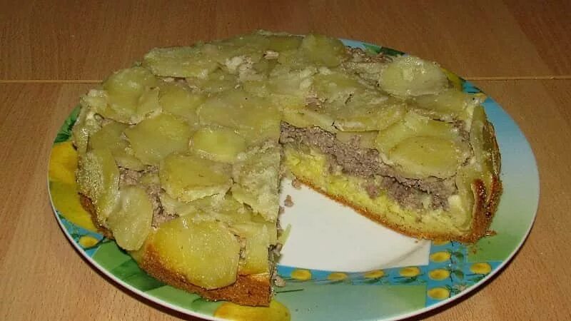 Заливной пирог с фаршем и картошкой. Заливной пирог с фаршем и картошкой в духовке. Заливной пирог с мясом. Пирог заливной картофельный с фаршем.