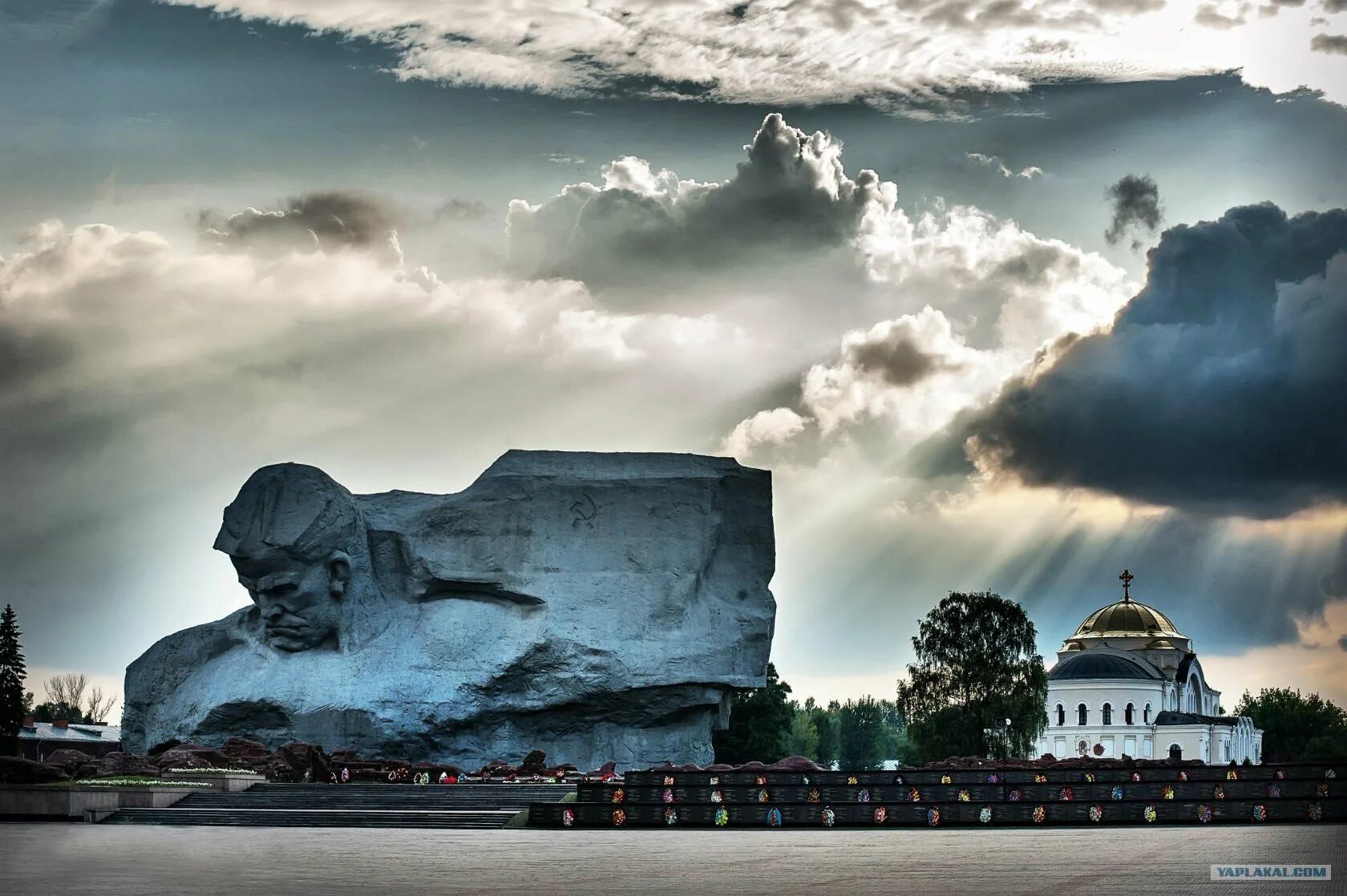 Мирное небо над крепостью бреста. Брест мемориальный комплекс. Брестская крепость мемориальный комплекс. Мемориал Брестская крепость-герой. Мемориал Брестская крепость Белоруссия.